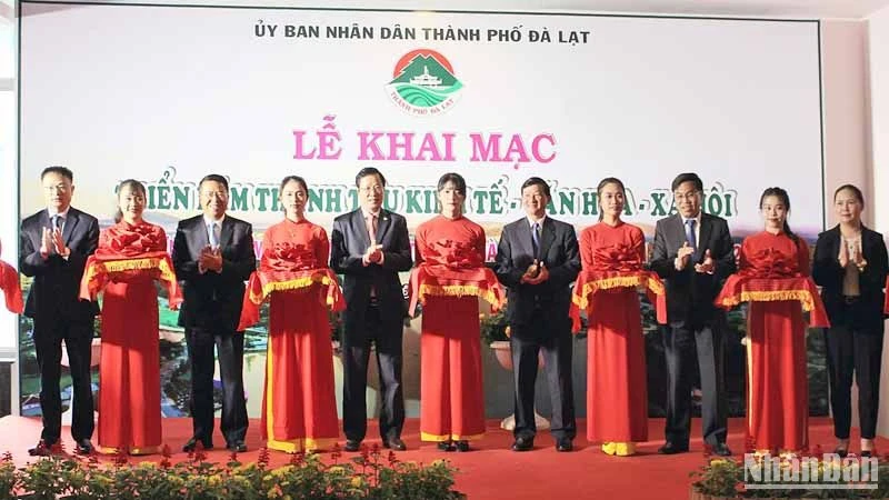 Lãnh đạo tỉnh Lâm Đồng và thành phố Đà Lạt thực hiện nghi thức khai mạc triển lãm.
