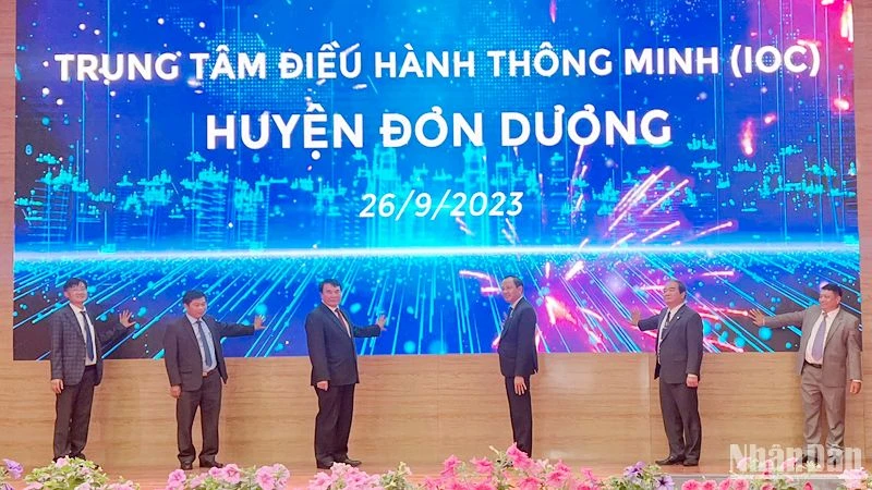 Các đại biểu thực hiện nghi thức khai trương Trung tâm điều hành thông minh huyện Đơn Dương.
