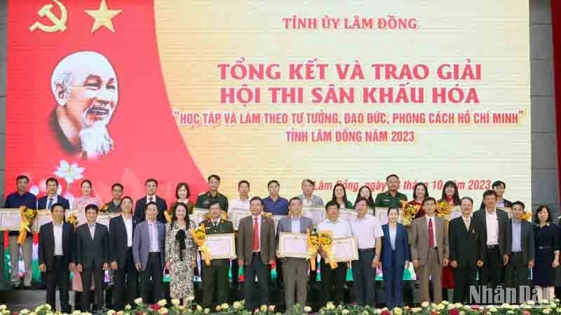 Ban tổ chức hội thi cùng các đội thi tại lễ tổng kết và trao giải.