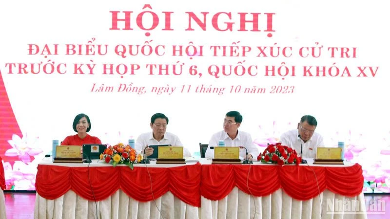 Đồng chí Phan Đình Trạc và các đại biểu Quốc hội khóa XV tỉnh Lâm Đồng tiếp xúc cử tri Trường đại học Đà Lạt.
