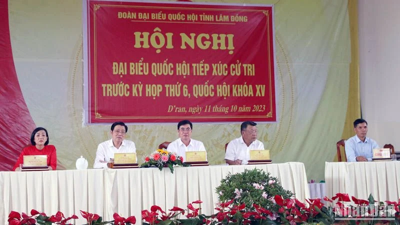 Đồng chí Phan Đình Trạc và các đại biểu Quốc hội khóa 15 tỉnh Lâm Đồng tiếp xúc cử tri huyện Đơn Dương.