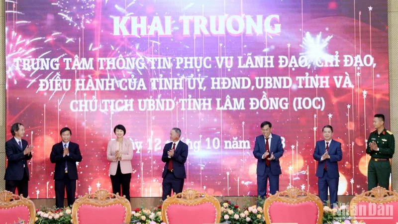 Các đại biểu thực hiện nghi thức khai trương Trung tâm điều hành thông minh IOC tỉnh Lâm Đồng.