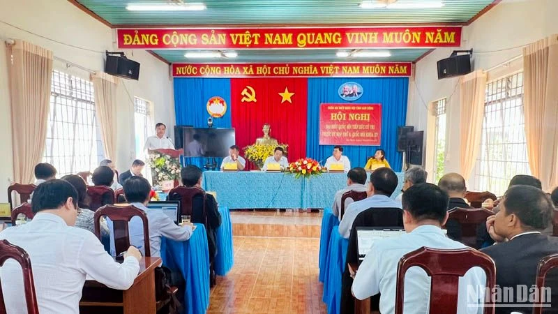 Quang cảnh buổi tiếp xúc cử tri xã Tân Thành, huyện Đức Trọng, Lâm Đồng.