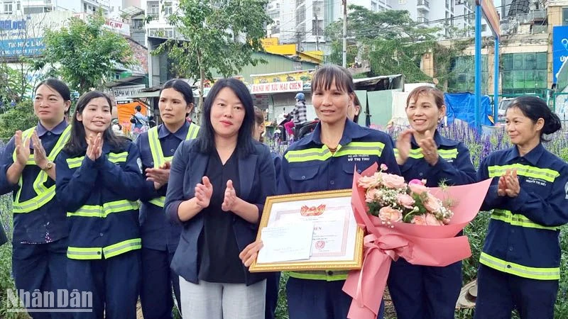 Phó Chủ tịch Ủy ban nhân dân thành phố Đà Lạt Trần Thị Vũ Loan trao giấy khen tặng chị Vũ Thị Thu vì đã có hành động, cử chỉ đẹp.