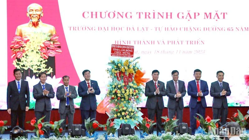 Lãnh đạo tỉnh Lâm Đồng chúc mừng Trường Đại học Đà Lạt nhân kỷ niệm 65 năm hình thành và phát triển.