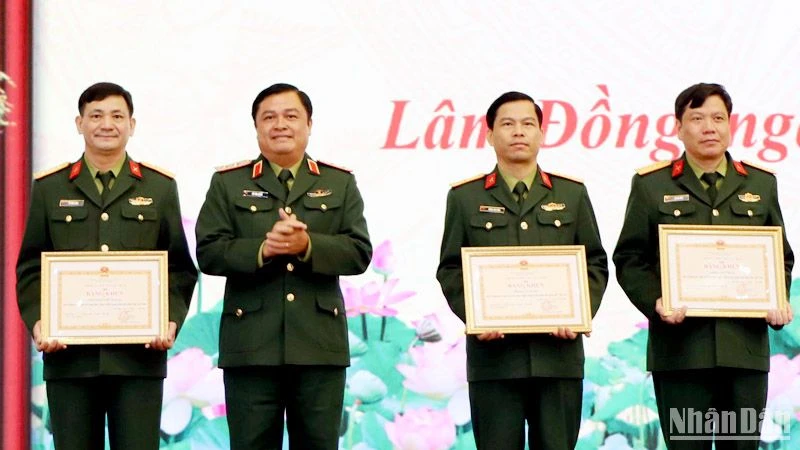 Trung tướng Đỗ Văn Bảnh, Chính ủy Học viện Lục quân trao bằng khen tặng các tập thể có thành tích xuất sắc trong thực hiện Luật Sĩ quan Quân đội nhân dân Việt Nam.