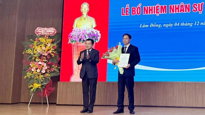 Tổng Giám đốc VNPT trao quyết định bổ nhiệm Giám đốc Viễn thông Lâm Đồng, Trưởng đại diện của VNPT trên địa bàn tỉnh Lâm Đồng.