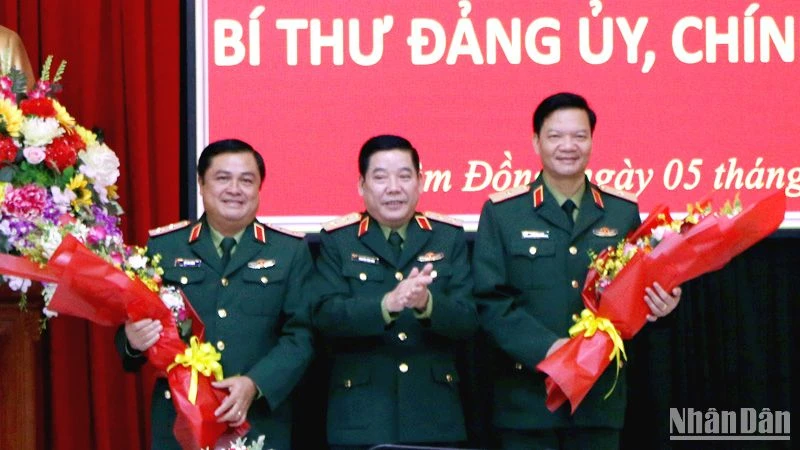 Trung tướng Nguyễn Văn Gấu, Ủy viên Trung ương Đảng, Phó Chủ nhiệm Tổng cục Chính trị chúc mừng Trung tướng Đỗ Văn Bảnh và Thiếu tướng Trần Danh Khải.