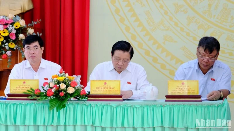 Đồng chí Phan Đình Trạc và các đại biểu Quốc hội khóa XV tỉnh Lâm Đồng tiếp xúc cử tri xã Quảng Ngãi, huyện Cát Tiên.