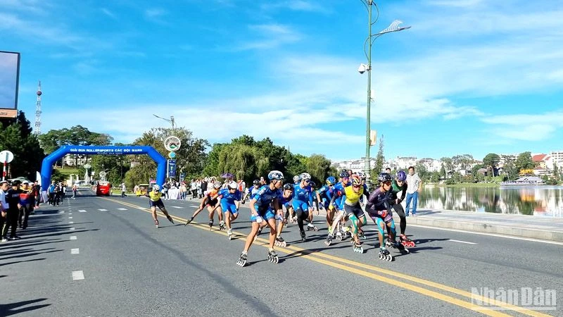 Các vận động viên tranh tài nội dung đua tốc độ 10km cung đường quanh hồ Xuân Hương, thành phố Đà Lạt.