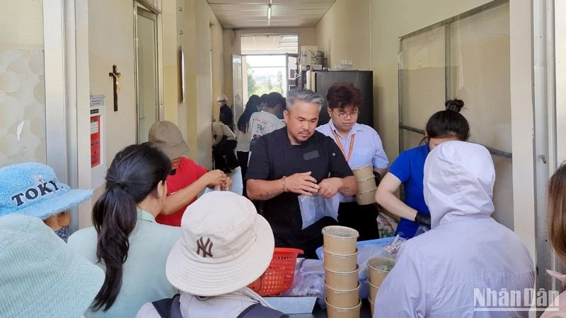 Anh Cao Văn Luận trao những tô phở tặng bệnh nhân tại Bệnh viện đa khoa tỉnh Lâm Đồng.