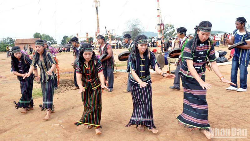 Đồng bào các dân tộc nam Tây Nguyên biểu diễn dân vũ và cồng chiêng.