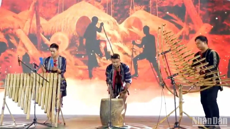 Tiết mục hòa tấu nhạc cụ dân tộc mang đậm bản sắc văn hóa Tây Nguyên tại đêm giao lưu.