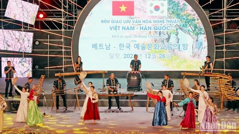 Điệu múa dân gian Hàn Quốc được biểu diễn trên nền nhạc cụ truyền thống của Việt Nam.