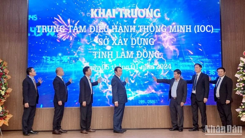 Phó Chủ tịch Ủy ban nhân dân tỉnh Lâm Đồng Phạm S (giữa) và lãnh đạo sở, ngành liên quan, VNPT Lâm Đồng thực hiện nghi thức khai trương.