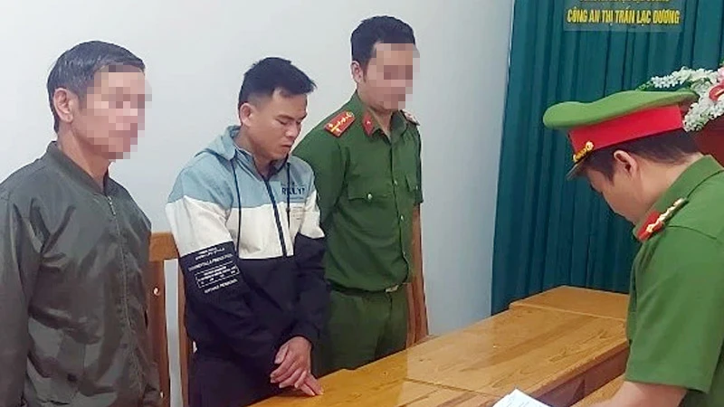 Cơ quan điều tra tống đạt các quyết định khởi tố, bắt tạm giam Hà Văn Suôi.