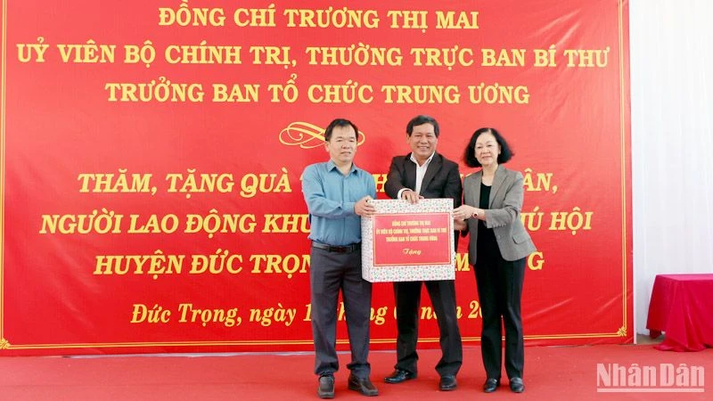 Đồng chí Trương Thị Mai thăm, trao quà Tết tặng người lao động tại Lâm Đồng