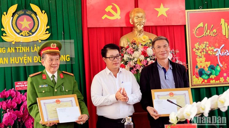 Phó Chủ tịch Ủy ban nhân dân tỉnh Lâm Đồng Nguyễn Ngọc Phúc trao Bằng khen tặng các tập thể.