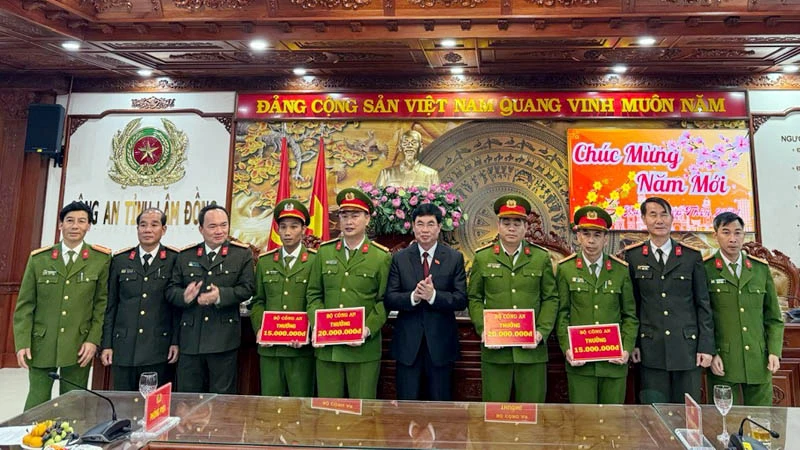 Phó Bí thư thường trực Tỉnh ủy Lâm Đồng Trần Đình Văn và lãnh đạo Công an tỉnh trao thưởng của Bộ Công an tặng các đơn vị thuộc Công an tỉnh Lâm Đồng.