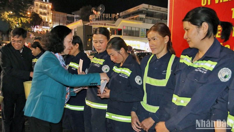 Đồng chí Trương Thị Mai trao quà Tết tặng các lao công đang làm việc trong đêm giao thừa tại thành phố Đà Lạt.