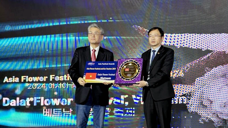 Chủ tịch Ủy ban nhân dân thành phố Đà Lạt Đặng Quang Tú (bên phải), nhận chứng nhận từ IFEA ASIA.