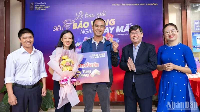 Trung tâm Kinh doanh VNPT-Lâm Đồng trao giải cho khách hàng may mắn trúng giải thần tài.