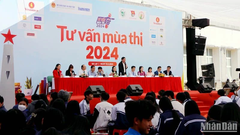 Quang cảnh buổi tư vấn mùa thi năm 2024 tại Trường Đại học Đà Lạt.