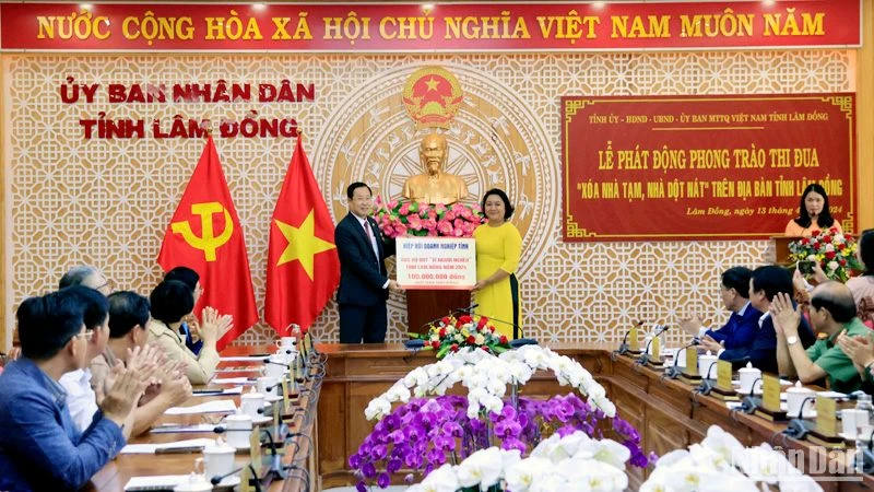 Nhiều đơn vị, tổ chức ủng hộ phong trào "xóa nhà tạm, nhà dột nát" trên địa bàn tỉnh Lâm Đồng tại lễ phát động.