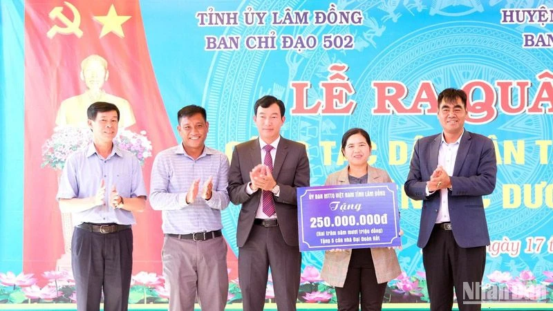 Ủy ban Mặt trận Tổ quốc Việt Nam tỉnh Lâm Đồng trao biểu trưng tặng nhà đại đoàn kết tại lễ ra quân làm công tác dân vận.