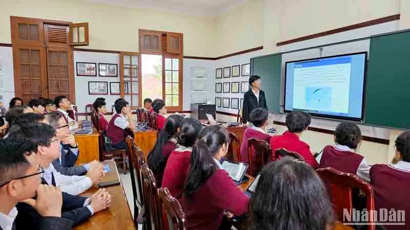 Buổi dạy thử nghiệm phòng học thông minh tại Trường trung học phổ thông chuyên Thăng Long - Đà Lạt.