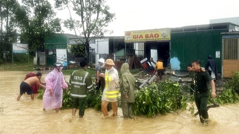 Các lực lượng huyện Cát Tiên cắt dọn cây xanh ngã đổ trên các tuyến đường.