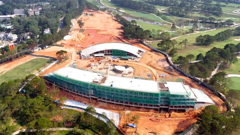 Công trình xây dựng sai phép, không phép thuộc dự án tòa nhà câu lạc bộ golf tại sân golf Đồi Cù Đà Lạt.