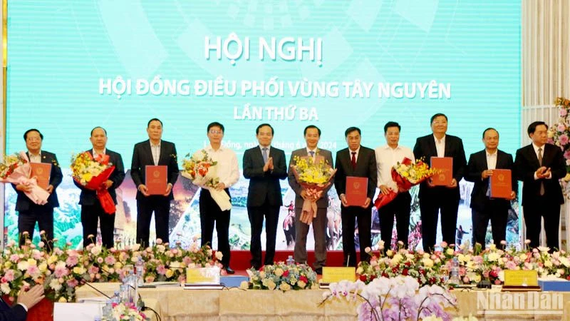 Phó Thủ tướng Trần Lưu Quang trao Quyết định phê duyệt Quy hoạch vùng Tây Nguyên cho lãnh đạo các tỉnh khu vực Tây Nguyên.