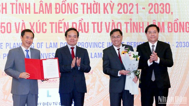 Phó Thủ tướng Trần Lưu Quang trao quyết định phê duyệt Quy hoạch tỉnh Lâm Đồng cho lãnh đạo tỉnh.
