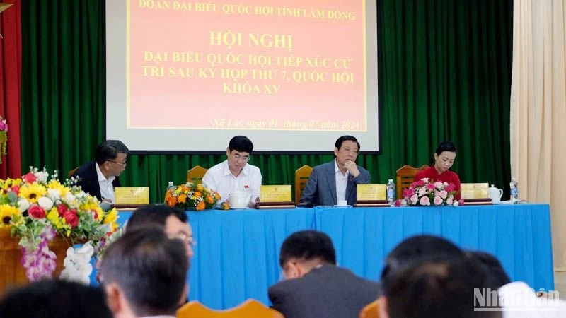Đồng chí Phan Đình Trạc và Đoàn đại biểu Quốc hội Lâm Đồng tiếp xúc cử tri xã Lát.