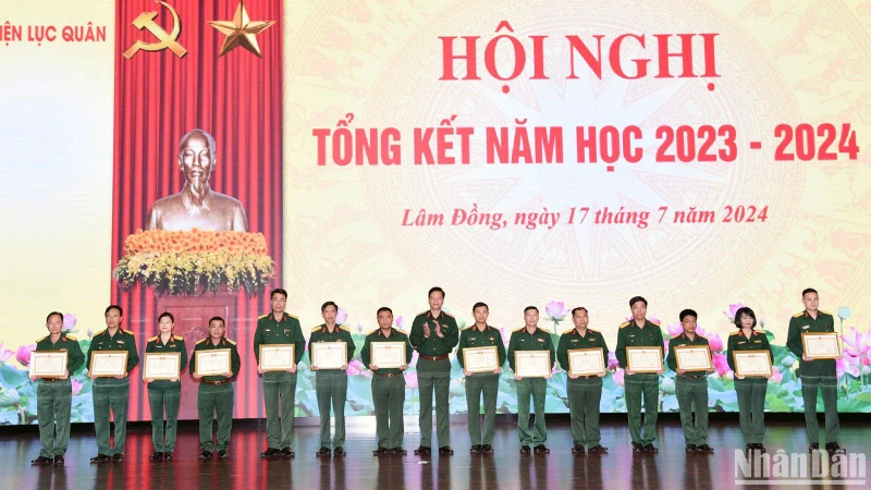 Nhiều tập thể, cá nhân Học viện Lục quân được biểu dương, khen thưởng về thành tích năm học 2023-2024.