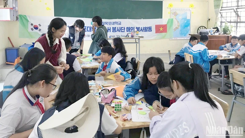 Sinh viên Đại học Quốc gia Mokpo và học sinh Trường trung học cơ sở Phan Chu Trinh, thành phố Đà Lạt tham gia các hoạt động trong chương trình.