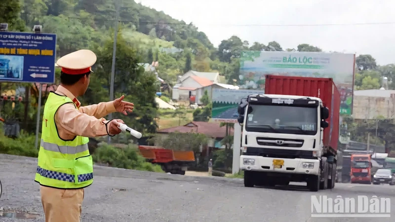 Lực lượng chức năng hướng dẫn, phân luồng giao thông trên Quốc lộ 20, đoạn qua thành phố Bảo Lộc.