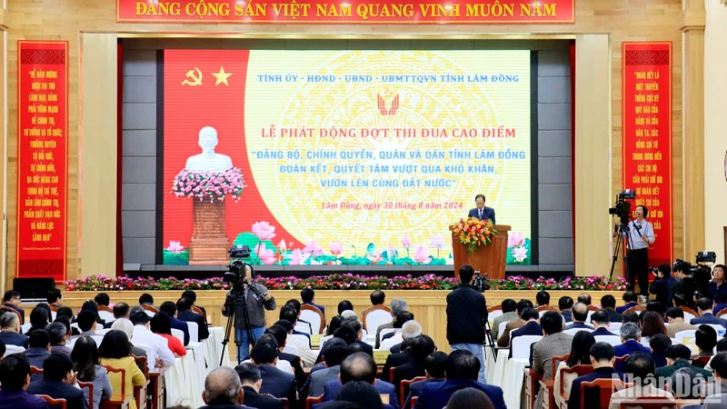 Quang cảnh Lễ phát động đợt thi đua cao điểm: “Đảng bộ, chính quyền, quân và dân tỉnh Lâm Đồng đoàn kết, quyết tâm vượt qua khó khăn, vươn lên cùng đất nước”.