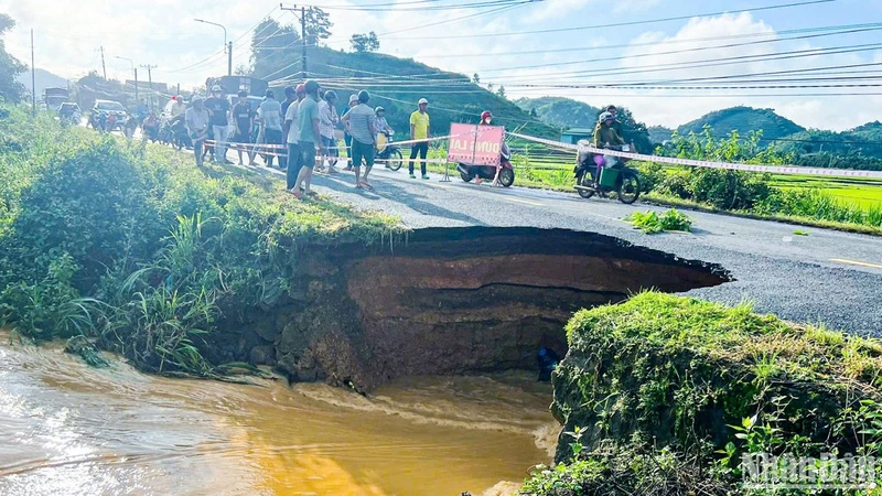 Sạt lở tạo hàm ếch ăn sâu vào mặt đường tỉnh lộ 721 đoạn qua xã Đạ Lây, huyện Đạ Tẻh, tỉnh Lâm Đồng.