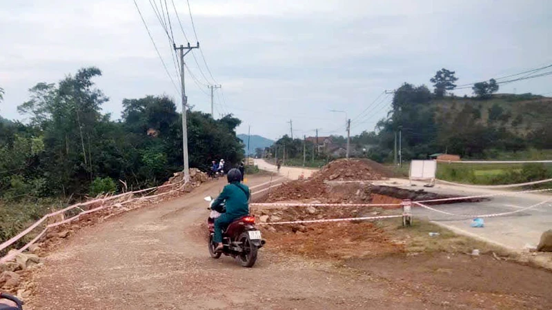 Từ trưa 26/9, các phương tiện được lưu thông qua đường tránh tạm cạnh vị trí sạt lở trên đường tỉnh 721.