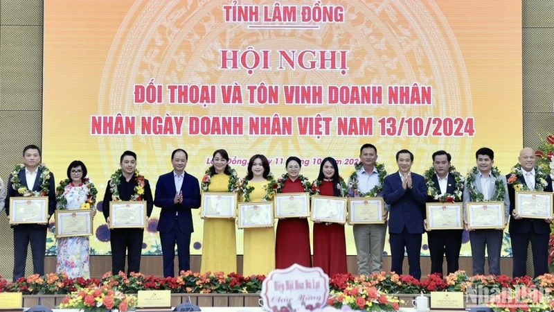 Quyền Bí thư Tỉnh ủy Lâm Đồng Nguyễn Thái Học và Chủ tịch Ủy ban nhân dân tỉnh Trần Hồng Thái tôn vinh các doanh nhân tiêu biểu.