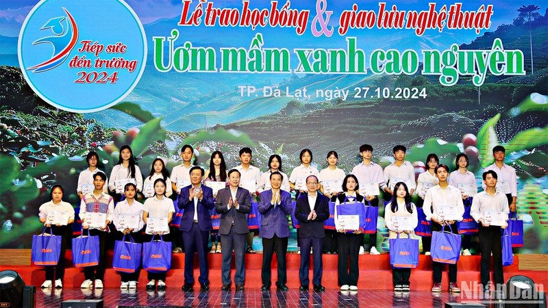 Lãnh đạo tỉnh Lâm Đồng, báo Tuổi Trẻ và nhà tài trợ trao học bổng 