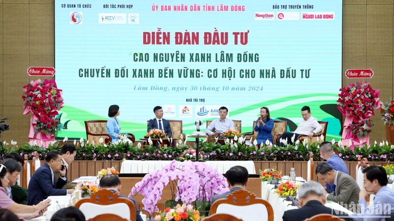 Các nhà quản lý, chuyên gia, doanh nghiệp trao đổi tại diễn đàn.