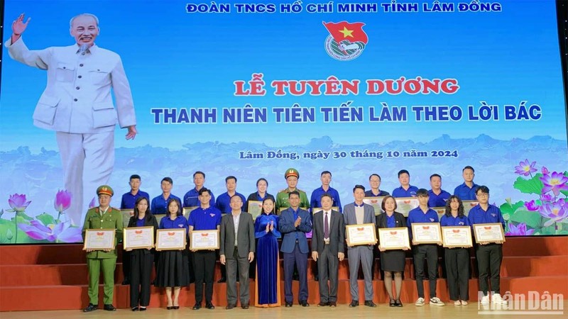 Tỉnh đoàn Lâm Đồng tuyên dương các gương “Thanh niên tiên tiến làm theo lời Bác”.