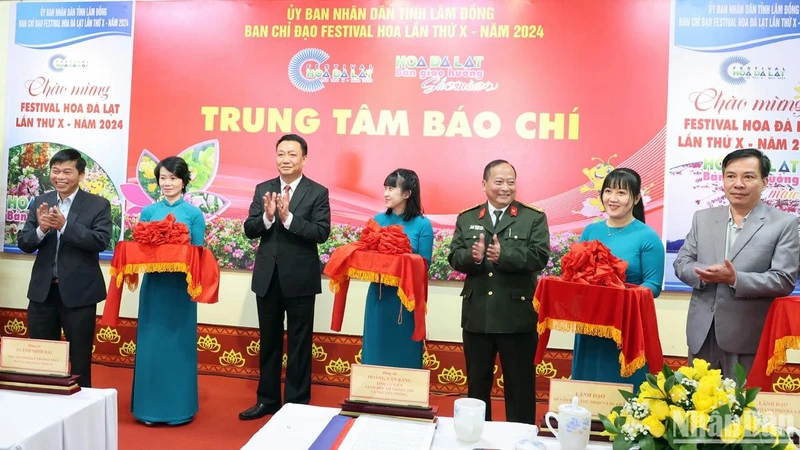 Các đại biểu thực hiện nghi thức khai trương Trung tâm báo chí phục vụ Festival Hoa Đà Lạt lần thứ 10.