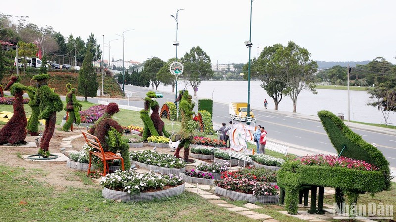 Không gian hoa gắn với thành phố sáng tạo âm nhạc bên hồ Xuân Hương, thành phố Đà Lạt.