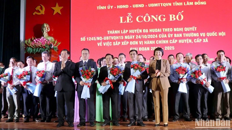 Lãnh đạo Tỉnh ủy Lâm Đồng tặng hoa các đồng chí trong Ban Thường vụ Huyện ủy Đạ Huoai.