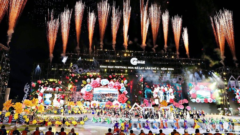 Quang cảnh khai mạc Festival Hoa Đà Lạt lần thứ 10 năm 2024, tại Quảng trường Lâm Viên vào tối 5/12. 