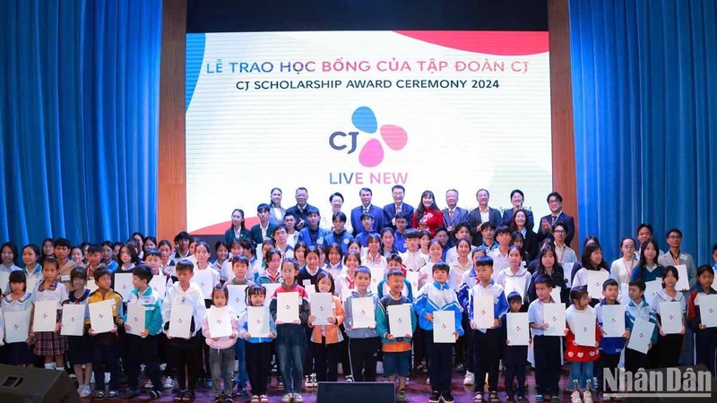 Đại biểu và các học sinh Lâm Đồng tại lễ trao học bổng của Tập đoàn CJ.